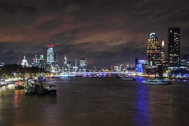 Gökdelenler ve Londra'da Thames Nehri geceleri Ofis Binası