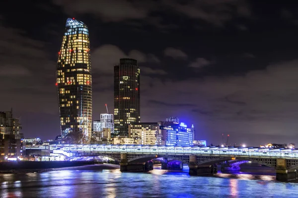 办公大楼摩天大楼和泰晤士河在伦敦在夜间 — 图库照片