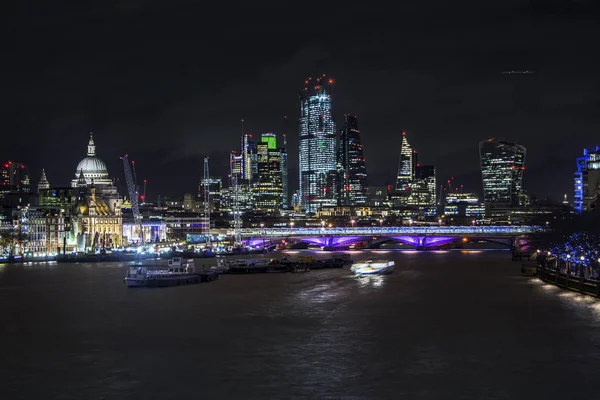 办公大楼摩天大楼和泰晤士河在伦敦在夜间 — 图库照片
