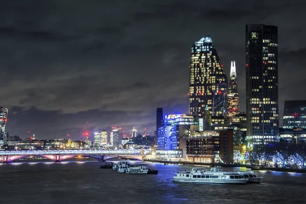 Arranha Céus Edifícios Escritórios Rio Tamisa Londres Noite — Fotografia de Stock