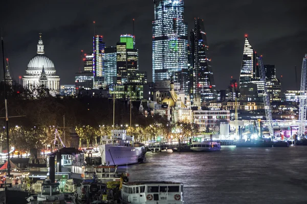 Gökdelenler Londra Thames Nehri Geceleri Ofis Binası — Stok fotoğraf