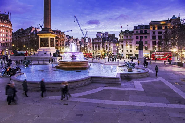 Famosa Trafalgar Square Con Estatua Fuente Londres Por Noche —  Fotos de Stock