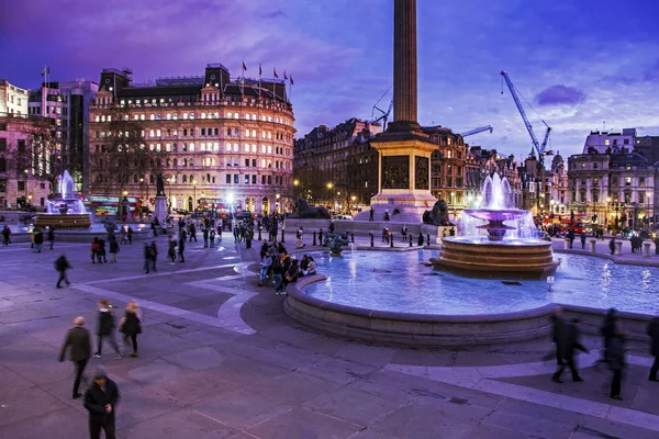 有名なトラファルガー広場像 ロンドンの夜の噴水 — ストック写真
