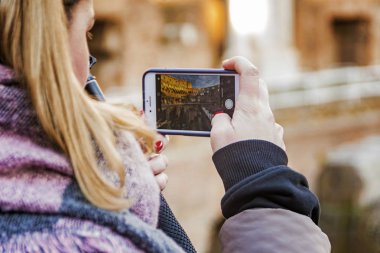 Roma'da bina Colosseum stadyumda fotoğraf çekimi smartphone tutan el