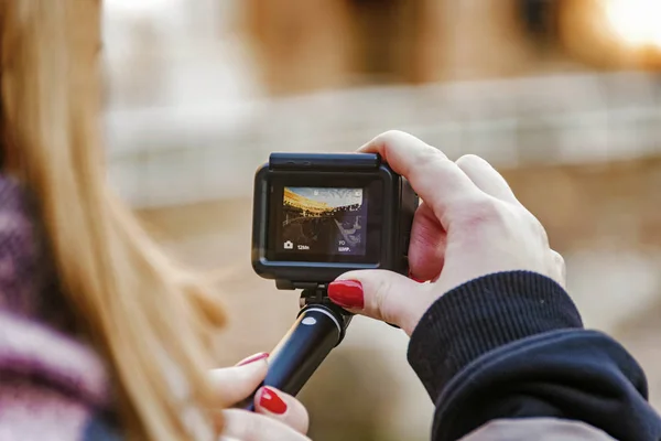 Smartphone in der Hand beim Fotografieren im Stadiongebäude des Kolosseums in Rom — Stockfoto