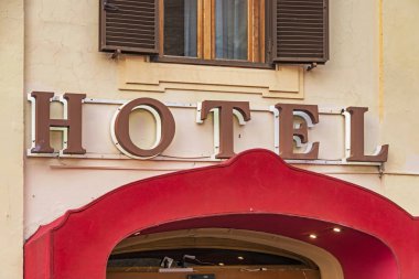 Otel duvar cephe üzerinde oturum