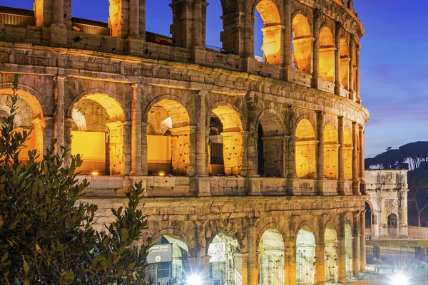 Edificio del estadio Coliseo en Roma — Foto de Stock