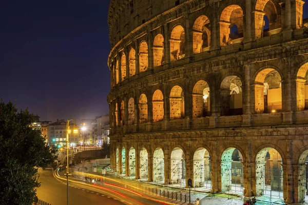 Edificio del estadio Coliseo en Roma — Foto de Stock