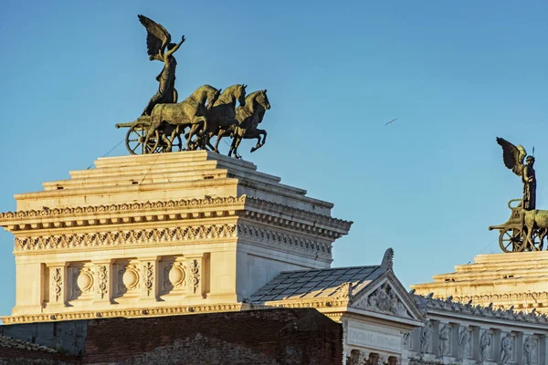 Vittoriano monument gebouw met standbeeld in Rome — Stockfoto