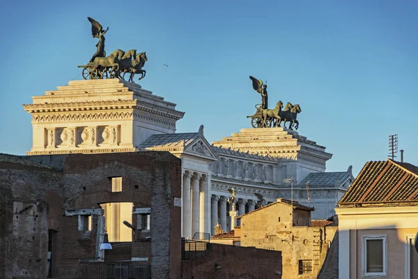 Vittoriano műemlék épület, szobor, Rómában — Stock Fotó