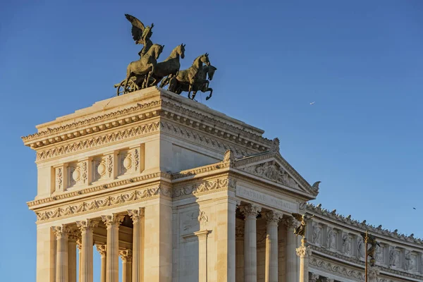 Edificio monumento Vittoriano con estatua en Roma — Foto de Stock