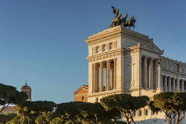 Vittoriano Denkmal Gebäude mit Statue in Rom — Stockfoto