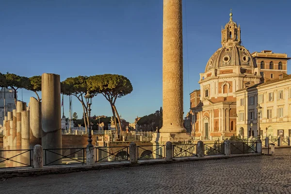 Iglesia de Santa María de Loreto con estatua de Traian en Roma — Foto de Stock