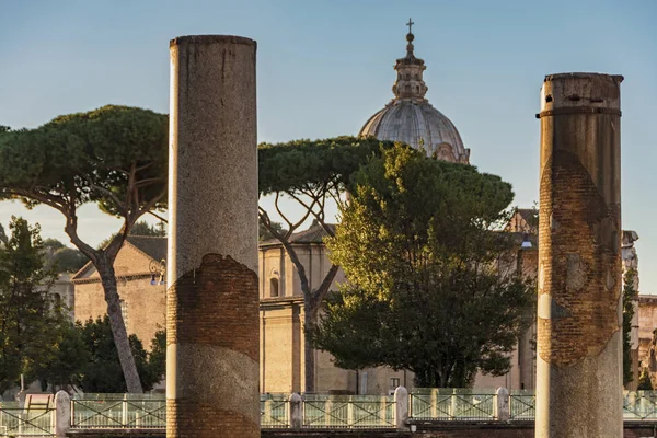 Traian Forum con ruinas de columna en Roma — Foto de Stock