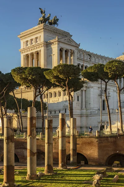 Vittoriano Denkmal Gebäude mit Statue in Rom — Stockfoto