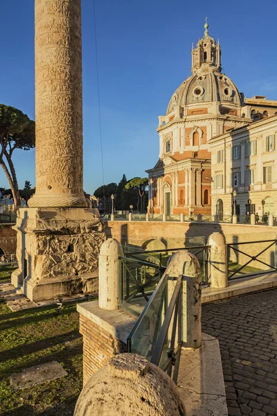 Iglesia de Santa María de Loreto con estatua de Traian en Roma — Foto de Stock