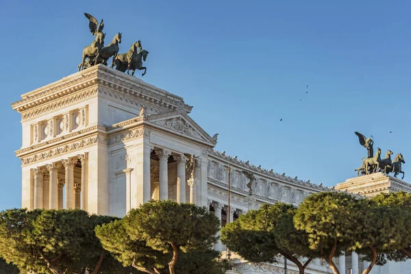 Пам'ятник Вітторіано будівля з статуя в Римі — стокове фото