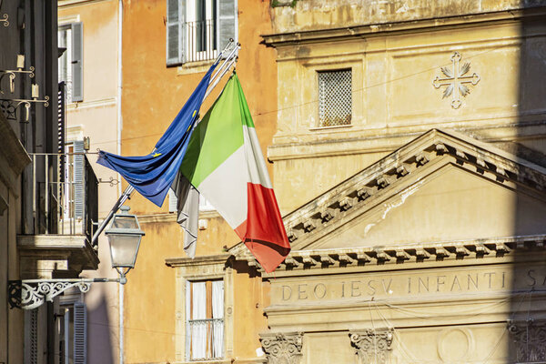 Флаги Италии и Европы в Риме
