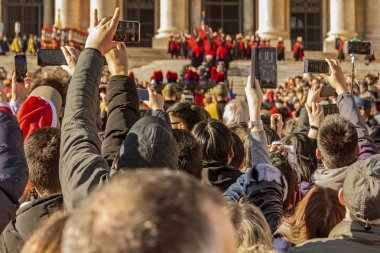 Vatikan Roma 'da insanlarla kalabalık Saint Peter Basilica