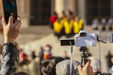 Vatikan Roma 'da insanlarla kalabalık Saint Peter Basilica