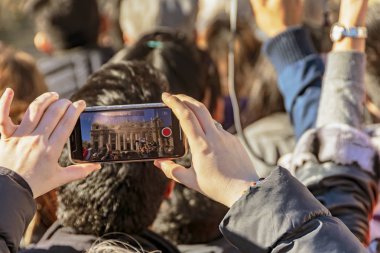 Vatikan Roma 'da insanlarla kalabalık Saint Peter Basilica