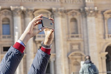 Vatikan Roma 'da insanlarla kalabalık Saint Peter Basilica