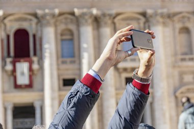 Vatikan Roma 'da insanlarla kalabalık Saint Peter Basilica