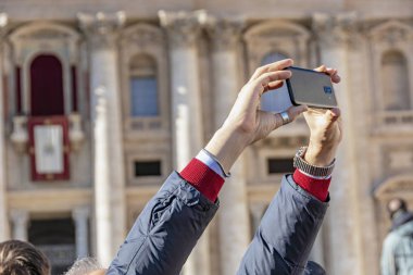 Vatikan Roma 'da insanlarla kalabalık Saint Peter Basilica