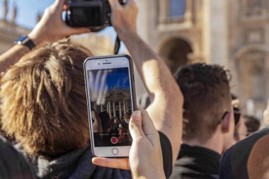 Vatikan Roma 'da insanlarla kalabalık Saint Peter Basilica