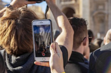 Vatikan Roma 'da insanlarla kalabalık Saint Peter Basilica