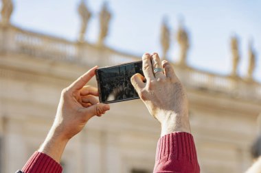 Vatikan Roma 'da insanlarla kalabalık Saint Peter Basilica