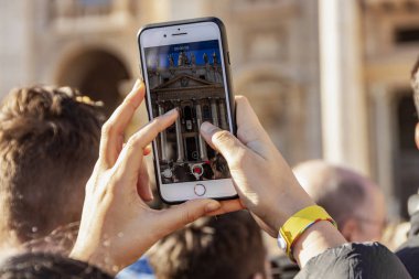 Vatikan Roma 'da insanlarla kalabalık Saint Peter Basilica
