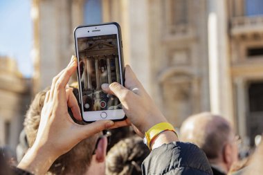 Vatikan Roma 'da insanlarla kalabalık Saint Peter Basilica