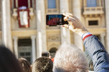 Vatikan Roma 'da insanlarla kalabalık Saint Peter Basilica