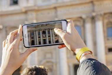 Vatikan Roma 'da insanlarla kalabalık Saint Peter Basilica