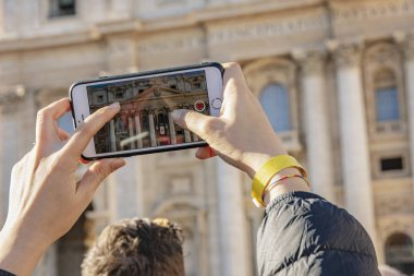 Vatikan Roma 'da insanlarla kalabalık Saint Peter Basilica