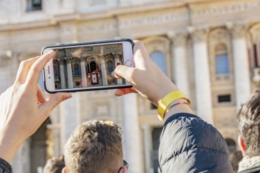 Vatikan Roma 'da insanlarla kalabalık Saint Peter Basilica