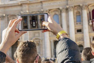 Vatikan Roma 'da insanlarla kalabalık Saint Peter Basilica