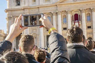 Vatikan Roma 'da insanlarla kalabalık Saint Peter Basilica