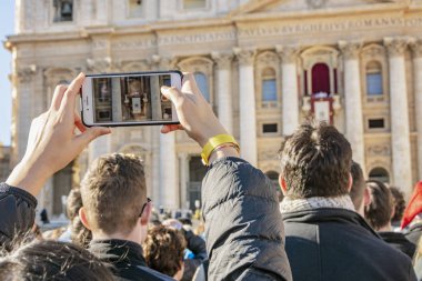 Vatikan Roma 'da insanlarla kalabalık Saint Peter Basilica