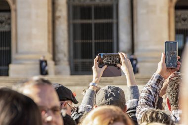 Vatikan Roma 'da insanlarla kalabalık Saint Peter Basilica