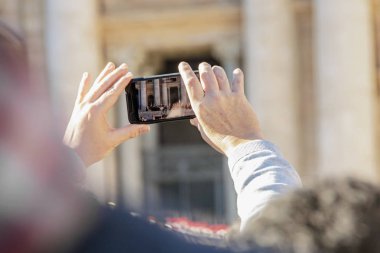 Vatikan Roma 'da insanlarla kalabalık Saint Peter Basilica
