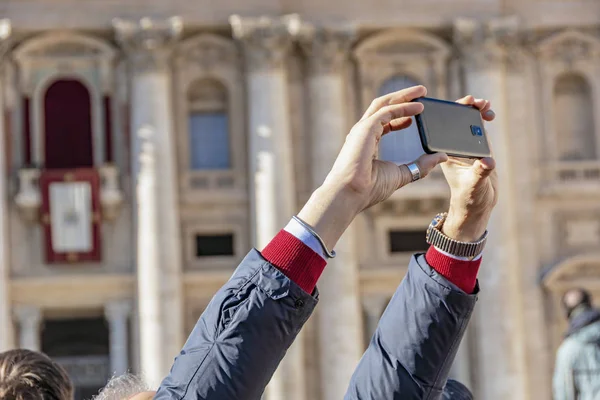 Petersbasilika mit Menschen in vatikanischem Rom — Stockfoto