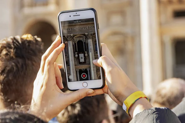 Petersbasilika mit Menschen in vatikanischem Rom — Stockfoto