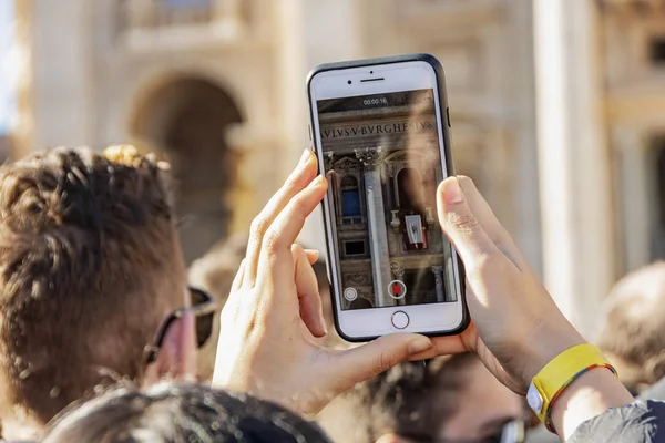 Vatikan Roma 'da insanlarla kalabalık Saint Peter Basilica