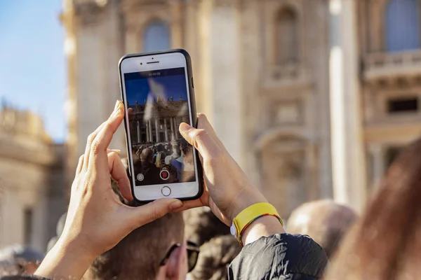 Petersbasilika mit Menschen in vatikanischem Rom — Stockfoto