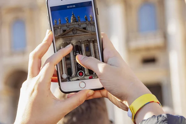 Petersbasilika mit Menschen in vatikanischem Rom — Stockfoto