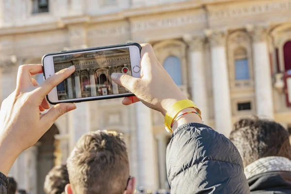 Petersbasilika mit Menschen in vatikanischem Rom — Stockfoto