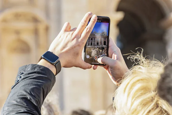 Petersbasilika mit Menschen in vatikanischem Rom — Stockfoto