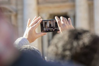 Vatikan Roma 'da insanlarla kalabalık Saint Peter Basilica